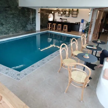 Beds & Friends Hostel Mactan With Pool And Bar
